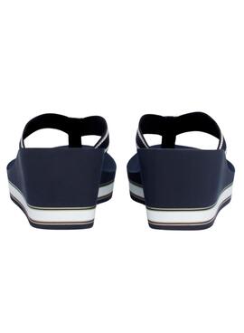Sandalen mit Keilabsatz von Tommy Hilfiger in Marineblau für Damen.