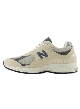 Sneaker New Balance M2002 Beige und Grau für Herren.