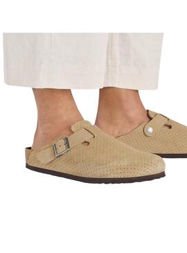 Bitte geben Sie mir nur die Übersetzung ins Deutsche von: Birkenstock Boston Perforated Camel Clogs.