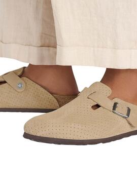 Bitte geben Sie mir nur die Übersetzung ins Deutsche von: Birkenstock Boston Perforated Camel Clogs.