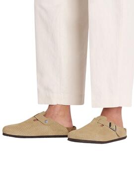 Bitte geben Sie mir nur die Übersetzung ins Deutsche von: Birkenstock Boston Perforated Camel Clogs.