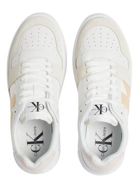 Sneakers Calvin Klein aus weißem Leder mit Plateausohle.