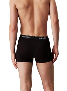 Pack mit 3 schwarzen und roten Calvin Klein Boxershorts für Herren.