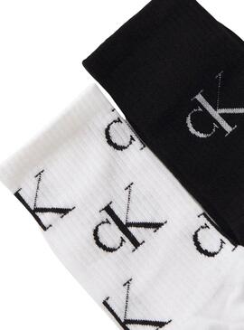 Geschenkbox mit 4 Paar Calvin Klein Socken mit schwarzen und weißen Logos für Damen.