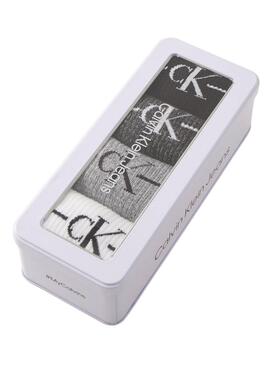 Geschenkbox mit 4 Paar Calvin Klein Monogramm-Socken für Herren.