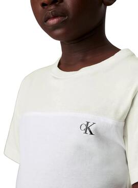 T-shirts Calvin Klein Color Block in Schwarz und Weiß.
