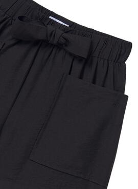 Kurze Hose Mayoral mit schwarzen Taschen für Mädchen.
