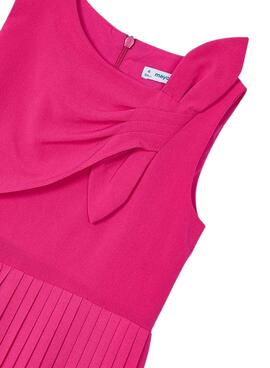 Langes plissiertes Mayoral-Kleid mit rosa Schleife für Mädchen.