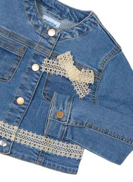 Mädchen-Mittelblaue Mayoral-Jeansjacke mit Guipure-Spitze.