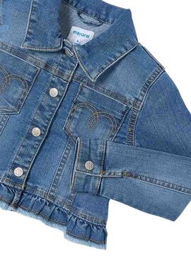Jeanjacke von Mayoral mit mittelblauem Volant für Mädchen.
