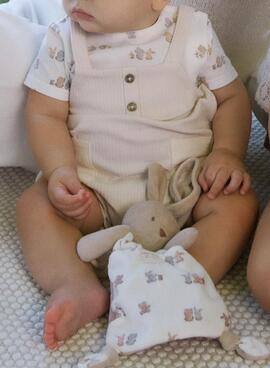 Strampler Mayoral in beige mit aufgesetzter Latzhose für Babys.