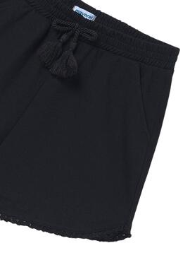 Kurze schwarze Mayoral Basic-Shorts für Mädchen.