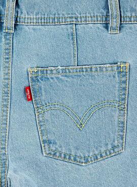Kurzer Levis-Kinderjeanslatz für Mädchen.