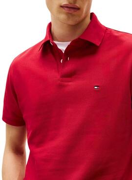 Rotes Herren-Poloshirt von Tommy Hilfiger aus dem Jahr 1985.
