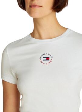 T-shirt Tommy Jeans Slim Damen  in Weiß.