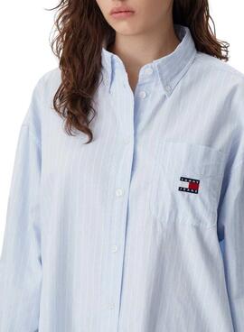 Hemd Tommy Jeans Badge gestreiftes Blusenhemd in Blau und Weiß für Frauen.