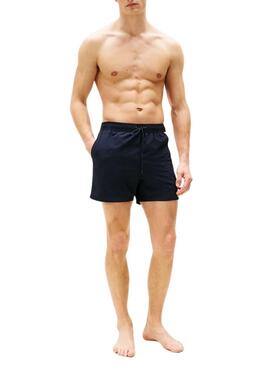 Badeshorts von Tommy Hilfiger in Marineblau mit dreifarbiger Musterung für Herren.