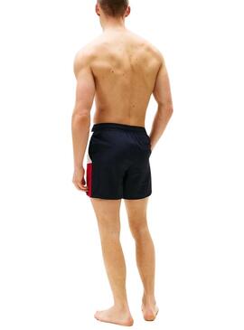 Badeshorts von Tommy Hilfiger in Marineblau mit dreifarbiger Musterung für Herren.