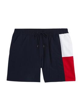 Badeshorts von Tommy Hilfiger in Marineblau mit dreifarbiger Musterung für Herren.