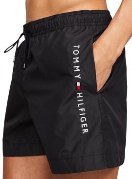 Schwarze Tommy Hilfiger Badehose mit mittlerem Zugband für Herren.