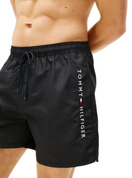 Schwarze Tommy Hilfiger Badehose mit mittlerem Zugband für Herren.