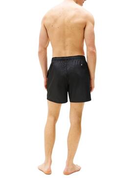 Schwarze Tommy Hilfiger Badehose mit mittlerem Zugband für Herren.