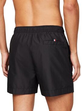 Schwarze Tommy Hilfiger Badehose mit mittlerem Zugband für Herren.