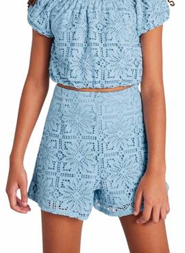 Kurze Hose von Mayoral mit blauem Spitzenbesatz für Mädchen.