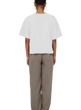 T-Shirt Only Terza mit weißen Nieten-Taschen für Frauen.