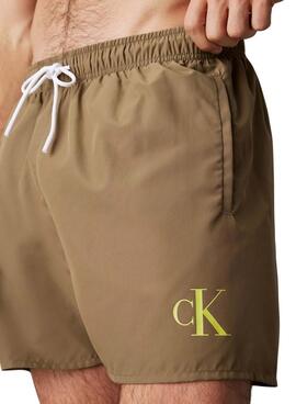 Badehose Calvin Klein Monogramm in Grün für Männer.