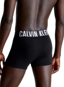 Pack 3 Calvin Klein enge Boxershorts in Schwarz und Weiß für Herren.
