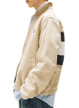 Jacke Tommy Jeans Essential Flag beige für Herren.