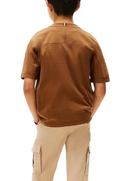Braunes Tommy Hilfiger Varsity-T-Shirt für Jungen.