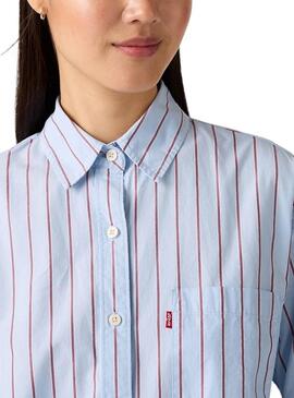 Levis Harlie Boyfriend Hemd mit blau gestreiftem Muster für Damen.