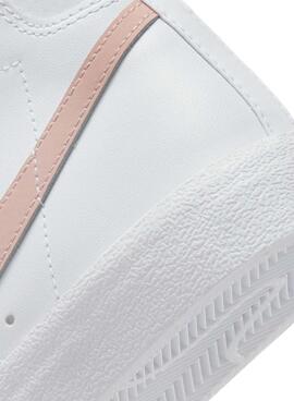 Nike Blazer Mid 77 Sneaker in Weiß und Rosa für Damen.