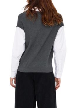Pullover Only Payson-Kombinationsshirt und graues Weste für Damen.