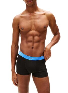 Drei-Pack Tommy Hilfiger Trunk Signature schwarze Boxershorts für Herren.
