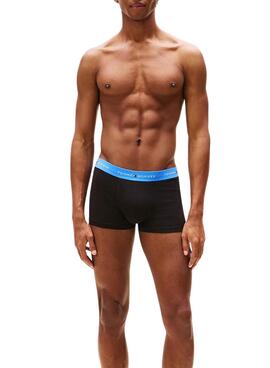 Drei-Pack Tommy Hilfiger Trunk Signature schwarze Boxershorts für Herren.
