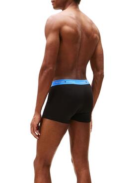 Drei-Pack Tommy Hilfiger Trunk Signature schwarze Boxershorts für Herren.