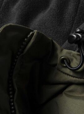 Carhartt Sail Jacke mit grüner Kapuze für Herren.