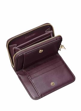 Mittlere Calvin Klein Brieftasche mit granatfarbener Klappe für Damen.