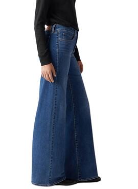 Levis 318 mittelblaue Damenjeans.