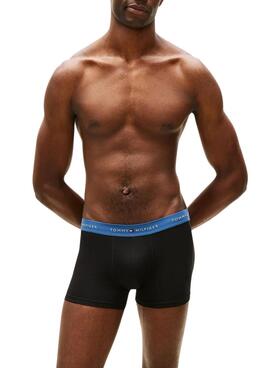 Drei Tommy Hilfiger Trunk Signature Boxershorts Pack Schwarz mit mehrfarbigem Bund für Herren.