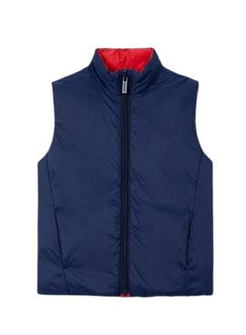 Kinderanzug von Mayoral in Rot und Blau.