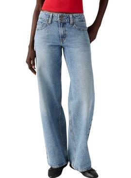 Jeans Levis Superlow Loose in hellblau für Damen.