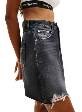 Kurzer schwarzer Tommy Jeans Mom-Rock für Damen.