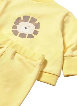 Dreiteiliges Set von Mayoral mit gelbem Safari-Print für Babys.