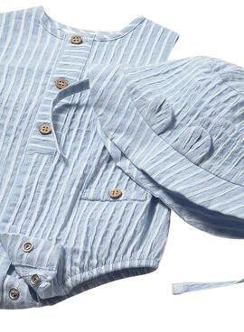 Strampler für Jungen mit hellblauen Streifen und Mütze.