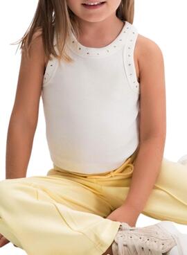 T-Shirt von Mayoral mit Nieten in gebrochenem Weiß für Mädchen.