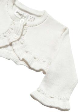 Básische weiße Mayoral-Strickjacke für Neugeborene.
